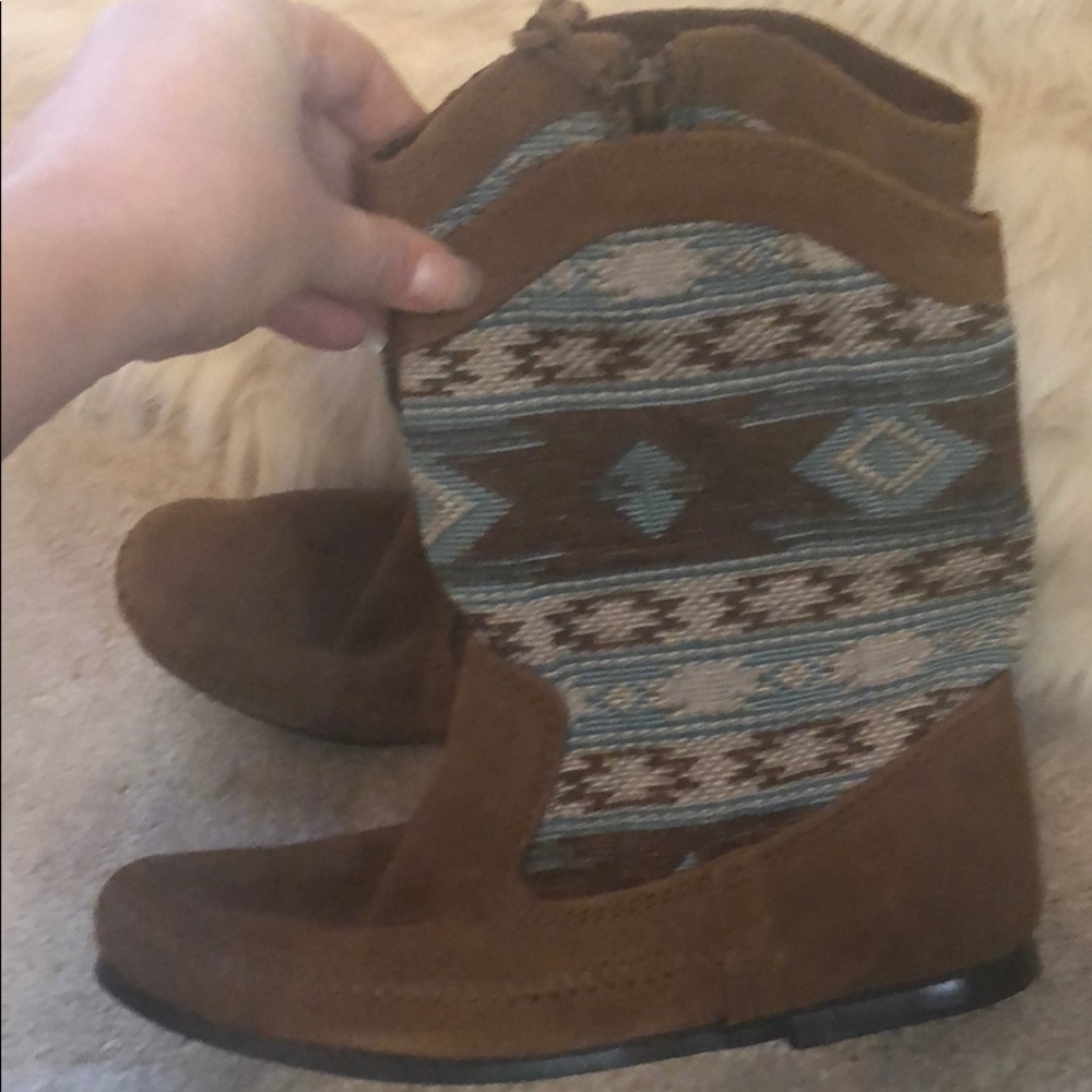 New Minnetonka Suede Ankle booties Coachella vibes